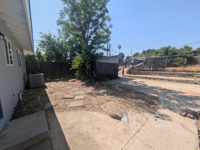 Building Photo - $$$$$$500 MOVE IN BONUS!!!!Freshly Remodel...