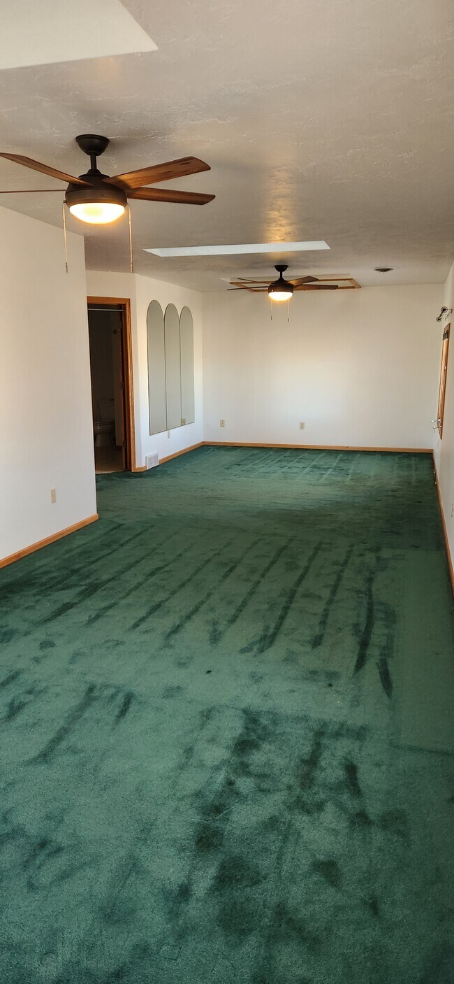 huge master bedroom - 4415 State St