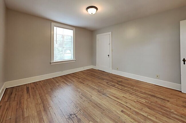 Building Photo - 2802 Eastland Ave