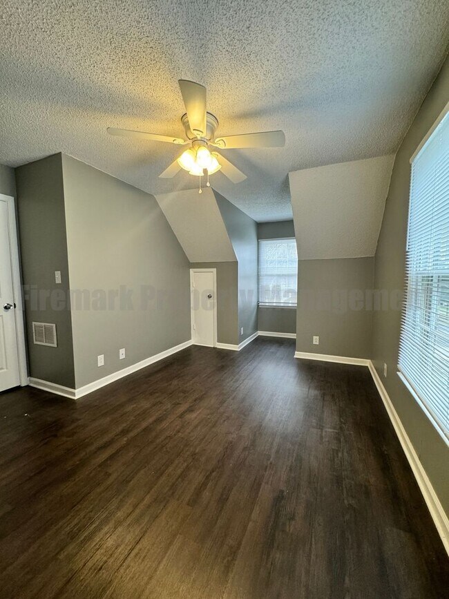 Building Photo - Newly Renovated 4 Bedroom 2 Bathroom
