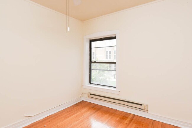 Building Photo - 834 W Waveland Ave