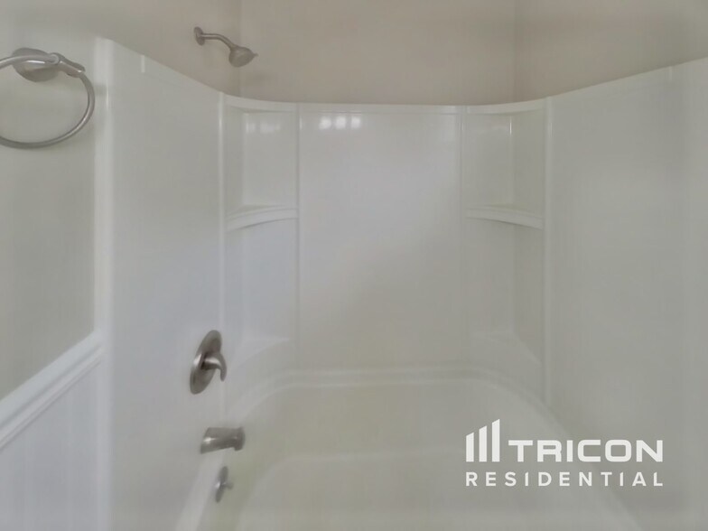 Building Photo - 402 Vixen Pl