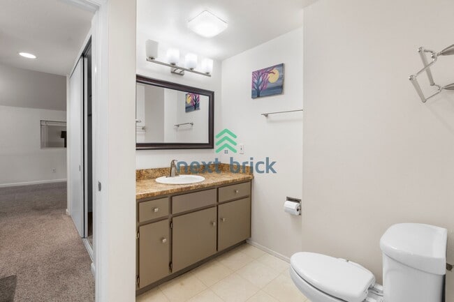 Building Photo - 2 BED & 1.75 BATH FOR RENT