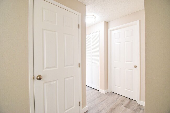 Building Photo - Newly Updated Single Level 2 Bedroom Apt in SE Portland!