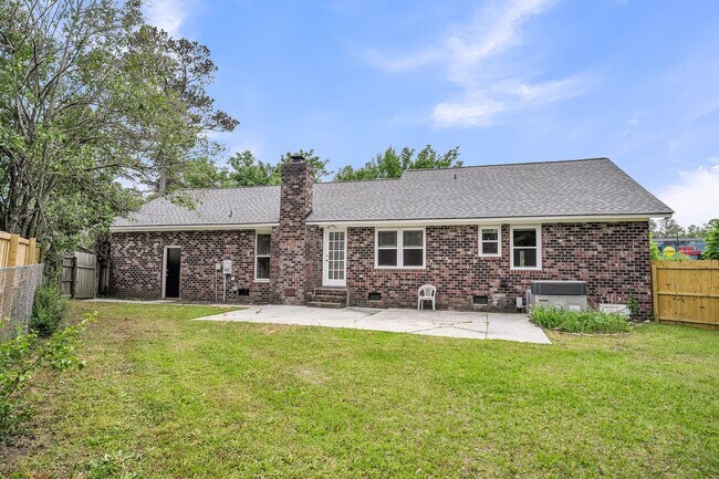 Building Photo - Comfortable Living with Modern Upgrades in Prime Goose Creek Location