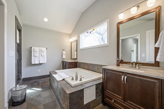 Building Photo - 3265 N Fulton Ave