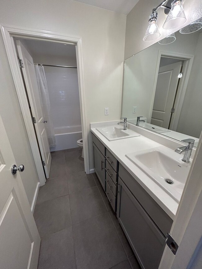 Building Photo - Spacious 5 Bedroom 4 Bathroom in Tulare!!