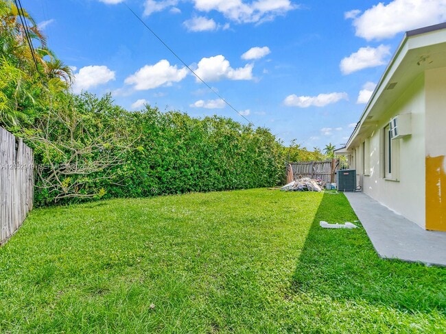 Building Photo - 1430 SW 102nd Ct