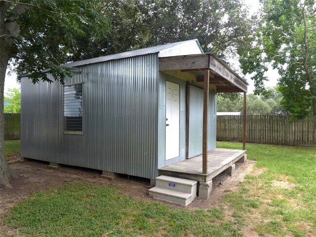 Building Photo - 322 Sabine St