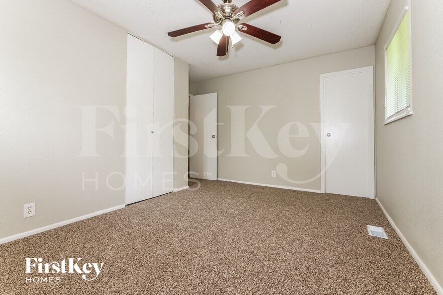 Building Photo - 9309 Farley Ave