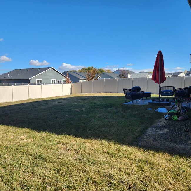 Building Photo - Newer 4 bed 2.5 bath Nampa home just off o...