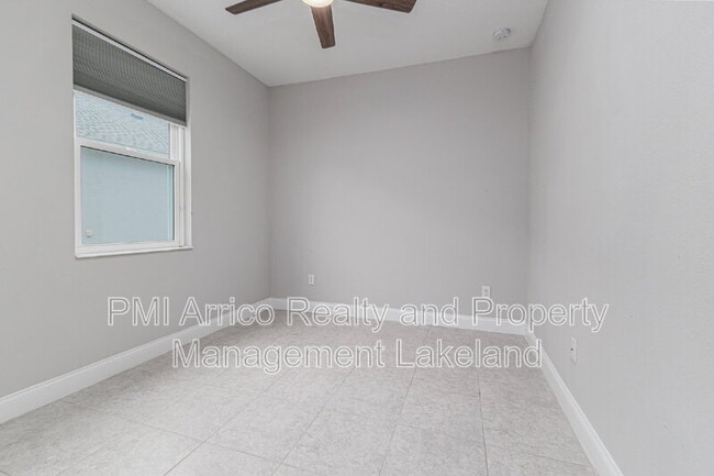 Building Photo - 2609 Village Lakes Blvd