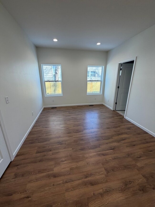 Building Photo - 3 Bedroom | 2 Bathroom | 1 Car Garage | Duplex | Springfield MO!