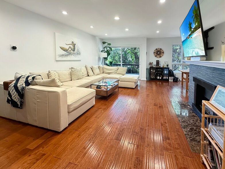 Building Photo - 1262 S Barrington Ave