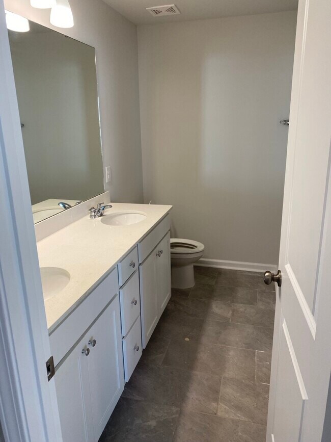 Building Photo - 588 Glen Clova Dr
