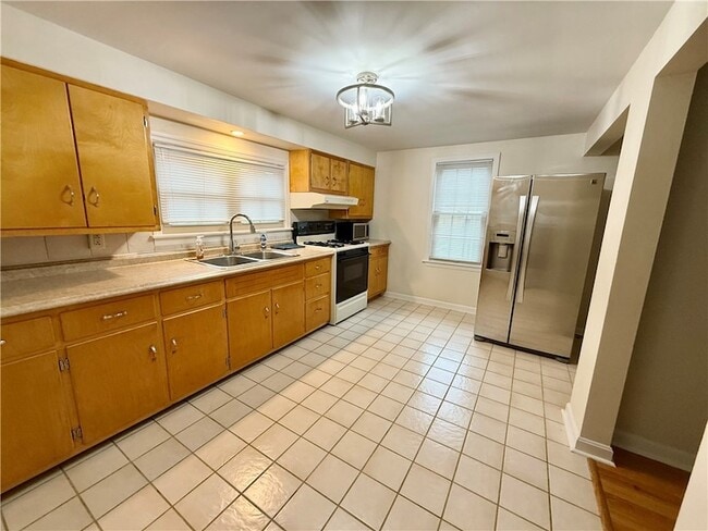 Building Photo - 1359 Johnston Ave