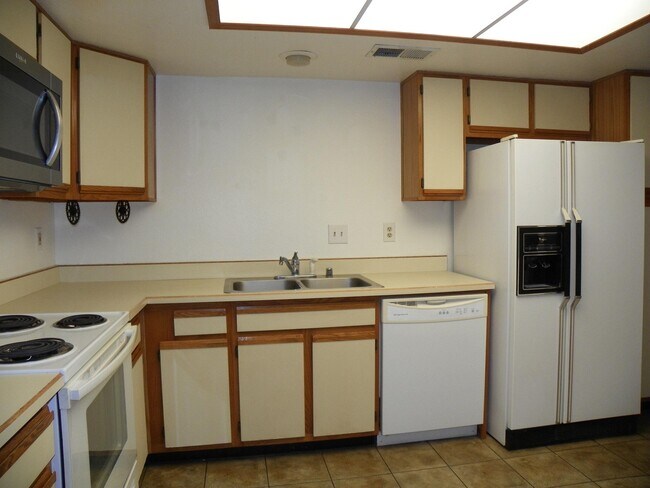 Building Photo - 813 Country Club Dr SE