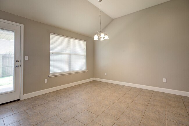 Building Photo - Spacious 4-Bedroom Home with Modern Upgrad...