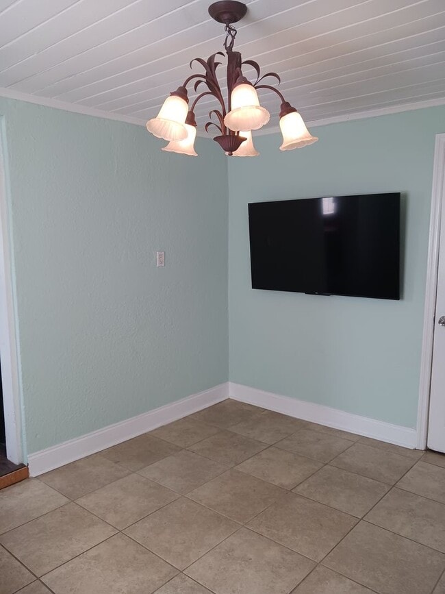 Building Photo - Charming 3 Bedroom, 2 Bathroom Home for Re...
