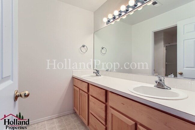 Building Photo - BEST PRICE APPLY NOW!! 3 Bedroom townhouse in quiet area of Beaverton