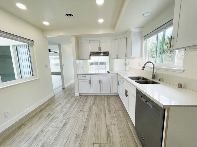 Building Photo - 3 bedroom 2 bath home in desired neighborhood