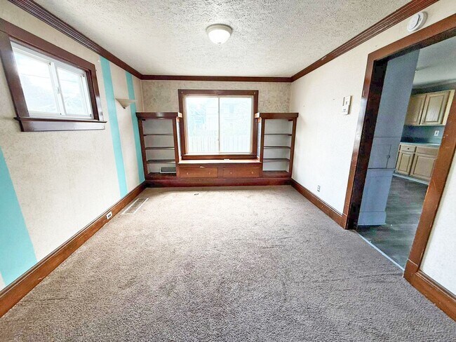 Building Photo - 3 BED 1 BATH BEAUTIFUL SINGLE FAMILY HOME ...