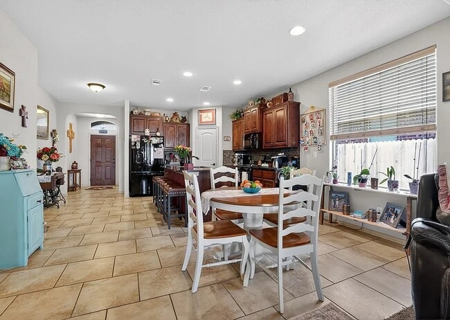 Building Photo - Comfy 3 Bed/2 Bath Midland Home with all appliances, backyard, attached garage, 6 min to grocery ...