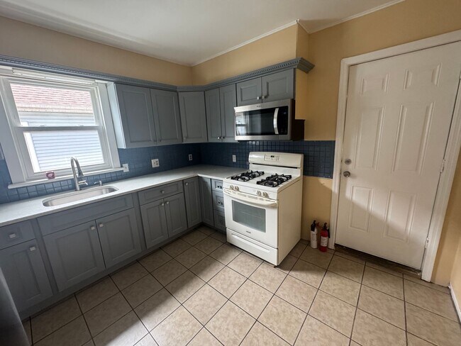 Building Photo - PRICE REDUCED!! Stunning Renovated 4-Bedro...
