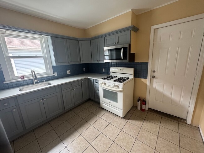 Building Photo - Stunning Renovated 6-Bedroom Home Near Dow...