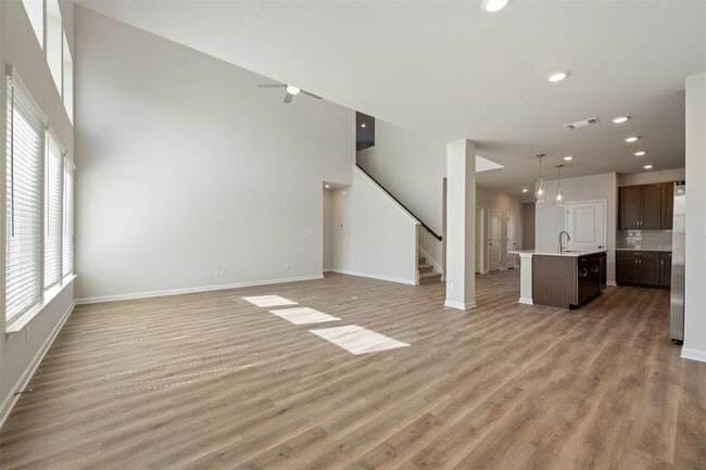 Building Photo - 102 Hedge Grn Holw