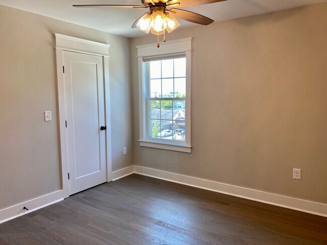 Building Photo - 1001 Thomas Ave