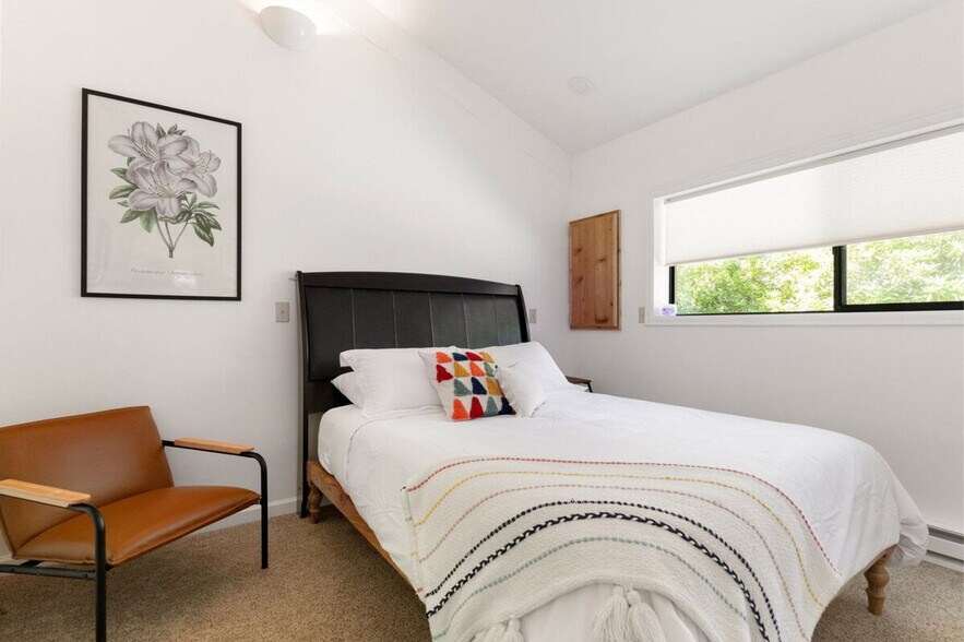 Building Photo - 901 Center St NE