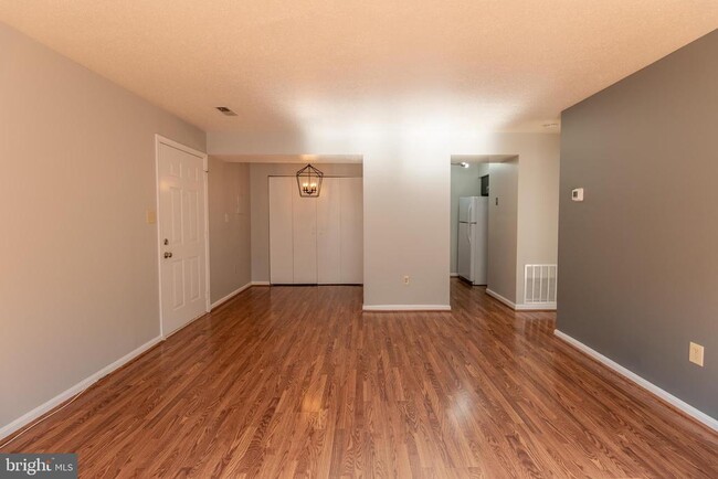 Building Photo - 1625 Carriage House Terrace