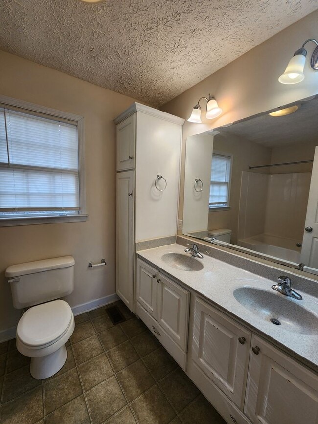 Building Photo - Asheville Rental!