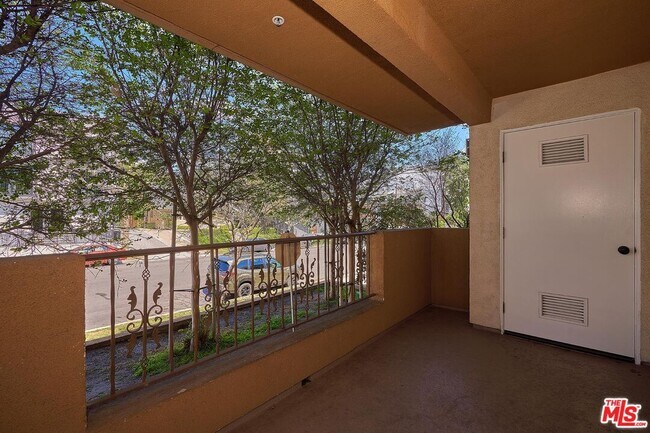 Building Photo - 4822 Elmwood Ave