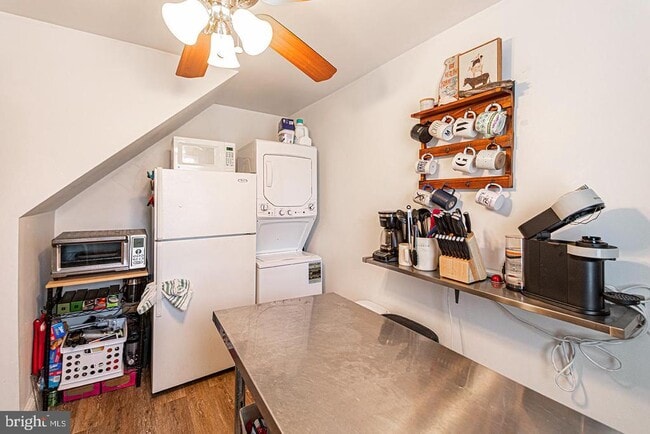 Building Photo - 330 W 3rd Ave