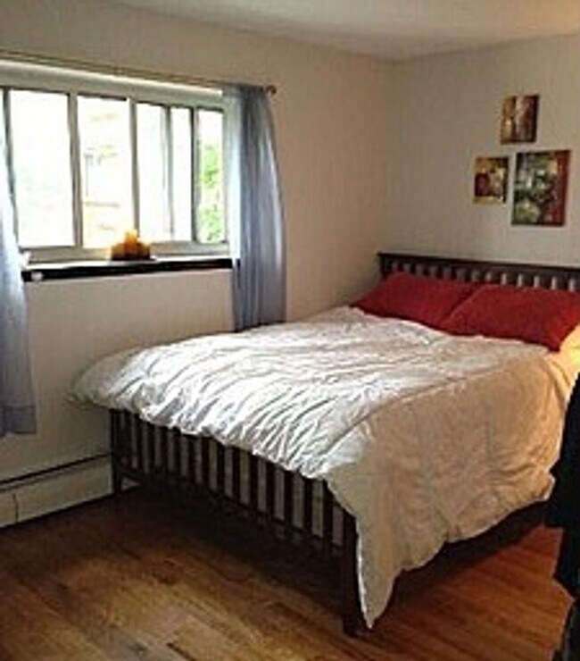 Building Photo - Amazing 2 bed in Allston 5 min away from Brookline... BROKER FEE PAID BY LANDLORD