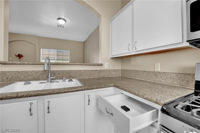 Building Photo - 1900 N Torrey Pines Dr