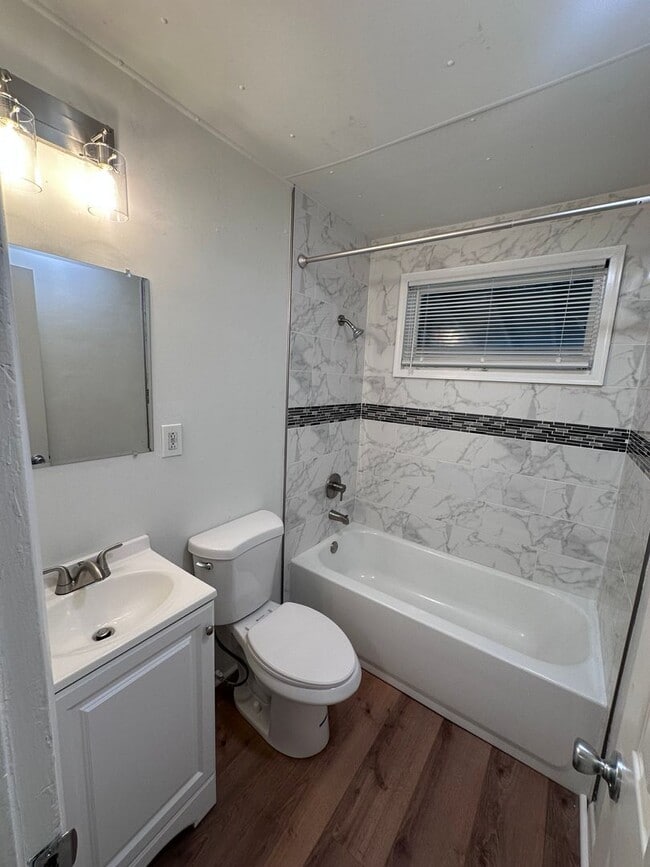 Building Photo - Three Bedroom House