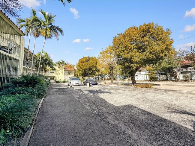 Building Photo - 520 NE 38th St