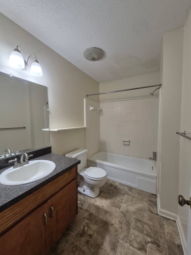 Building Photo - 108 Country Club Dr