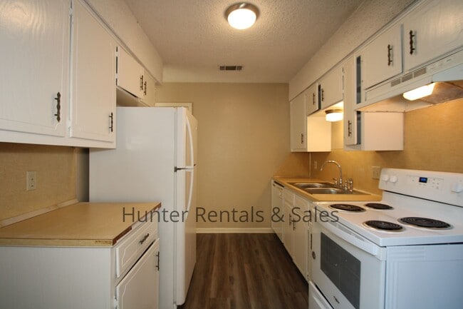 Building Photo - Two-Story Living!