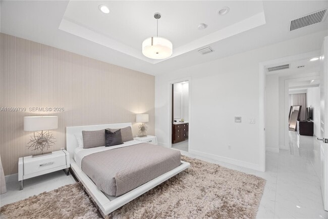 Building Photo - 513 Palm Dr