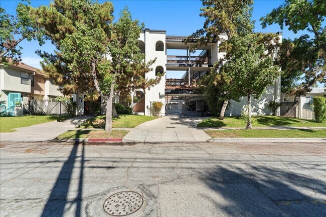 Building Photo - 631 E Elk Ave