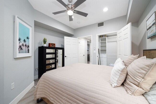 Building Photo - 2419 Fifth Avenue-SI FL1-ID1335156P