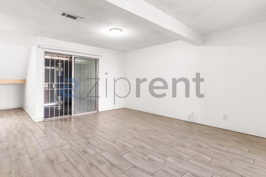 Building Photo - Unit 33