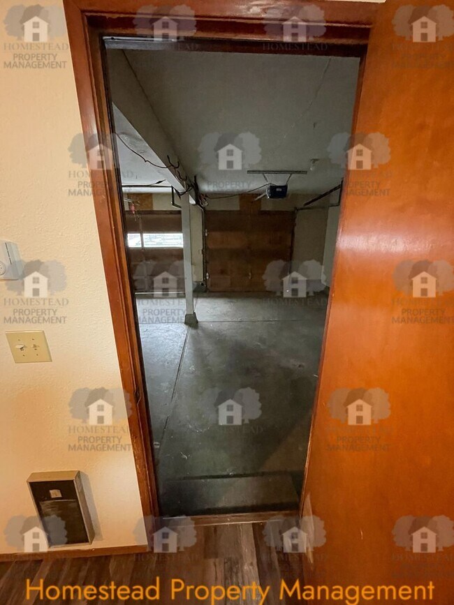 Building Photo - HARD TO FIND 4 BEDROOM!