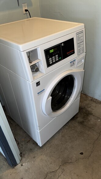 Building Photo - 2241 Village Ct