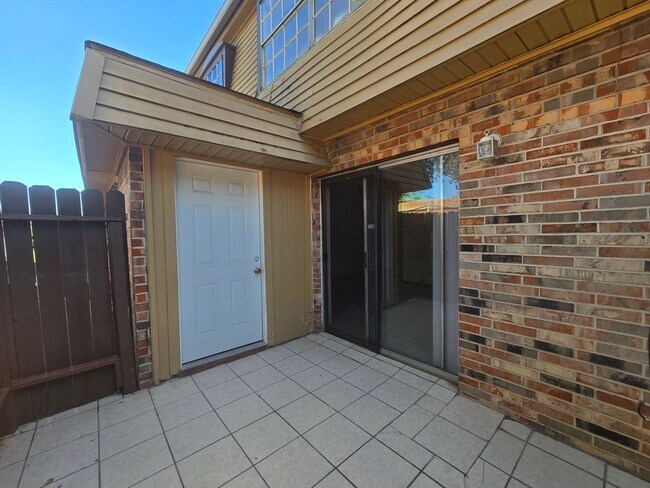 Building Photo - 2304 Wales Cir