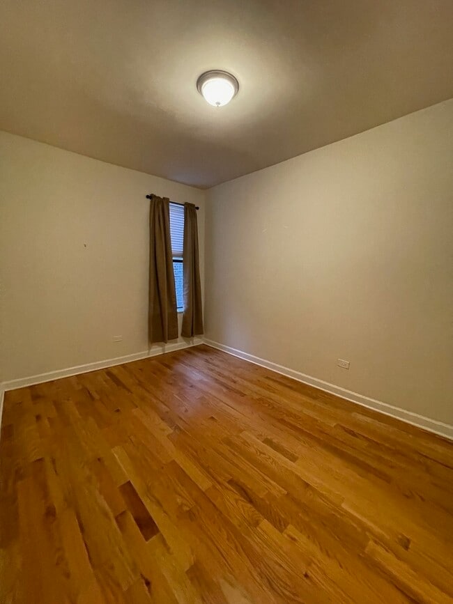 Building Photo - 908 N Damen Ave
